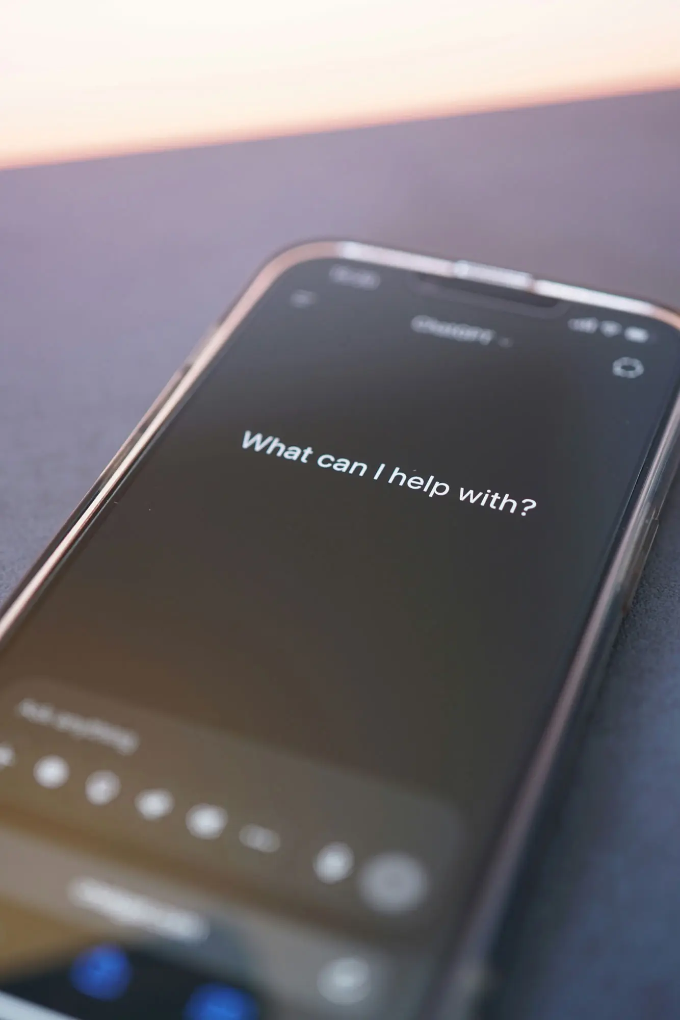 Ein Smartphone-Bildschirm mit der Frage "Womit kann ich Ihnen helfen?" in einer Werbe-App mit Sprachassistent.