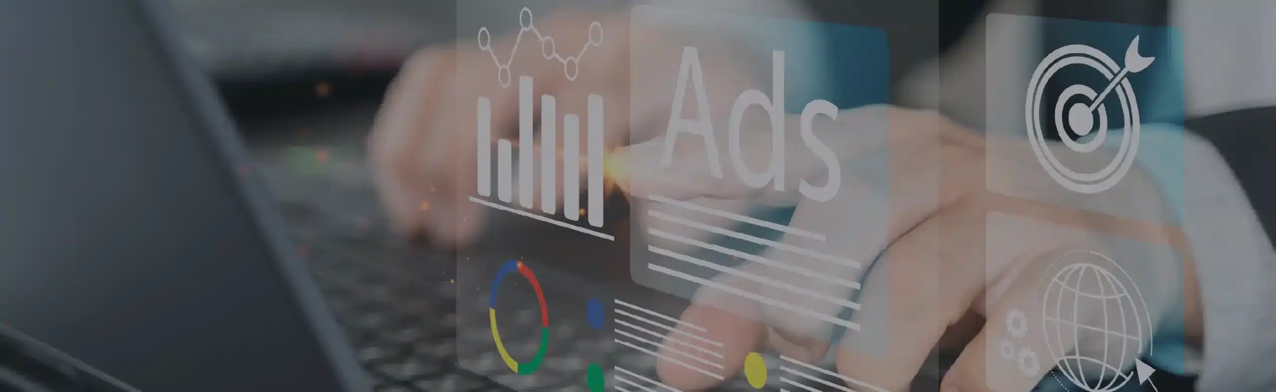 Hände, die auf einer Laptoptastatur tippen, auf der Werbe- und Analysesymbole eingeblendet sind.