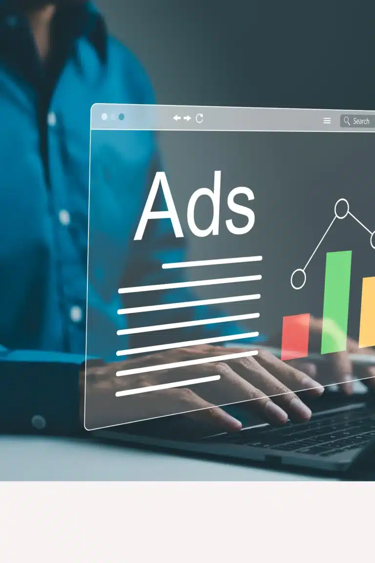 Eine Person tippt auf einem Laptop mit virtueller Anzeige und Balkendiagramm-Overlay.