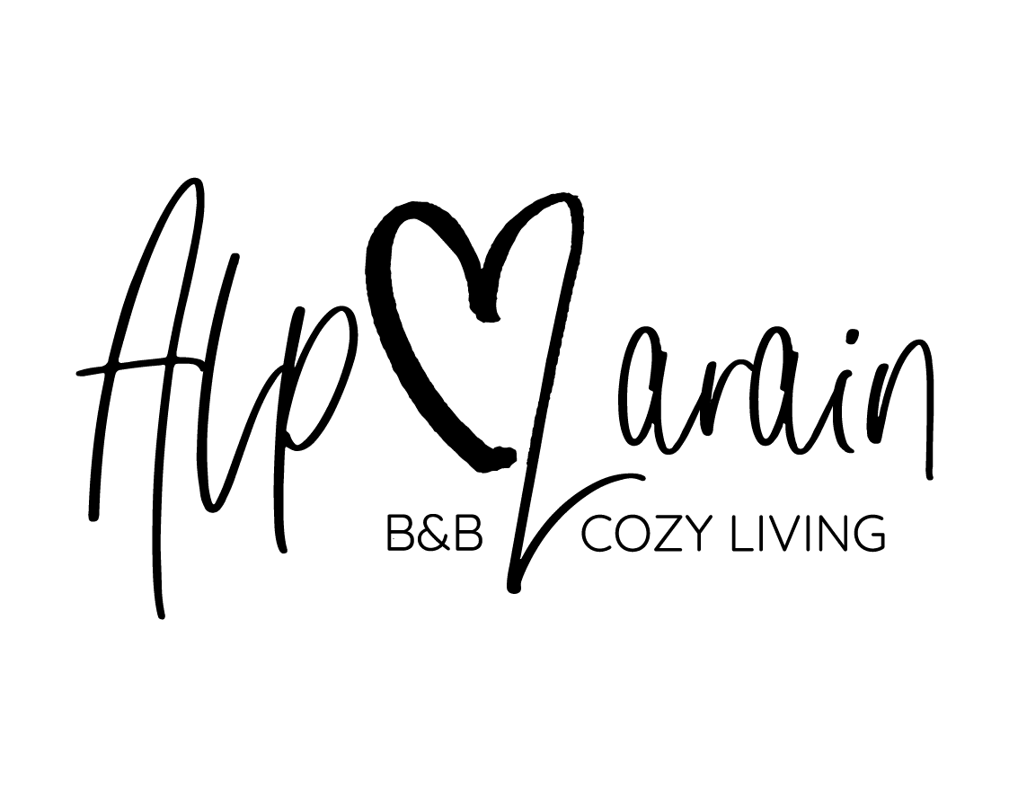 Handgeschriebener Text AlpLarain mit einem Herz und B&B Cozy Living darunter.