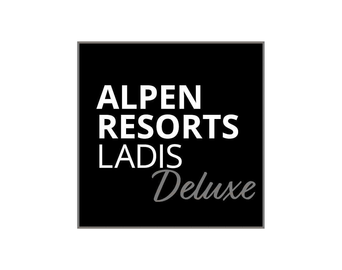 Schwarzes quadratisches Logo mit weißem Text: ALPEN RESORTS LADIS und grauer Schrift Deluxe.