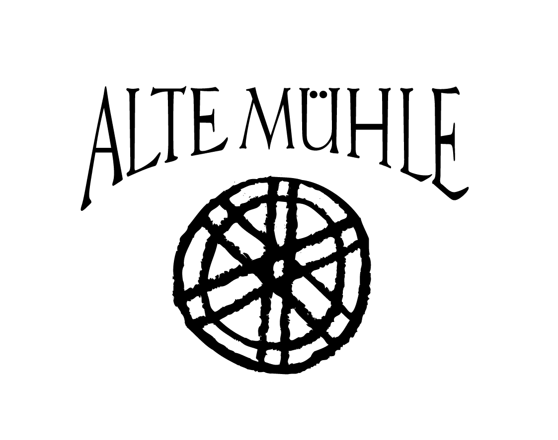 Text ALTE MÜHLE über einem handgezeichneten Mühlradsymbol auf weißem Hintergrund.
