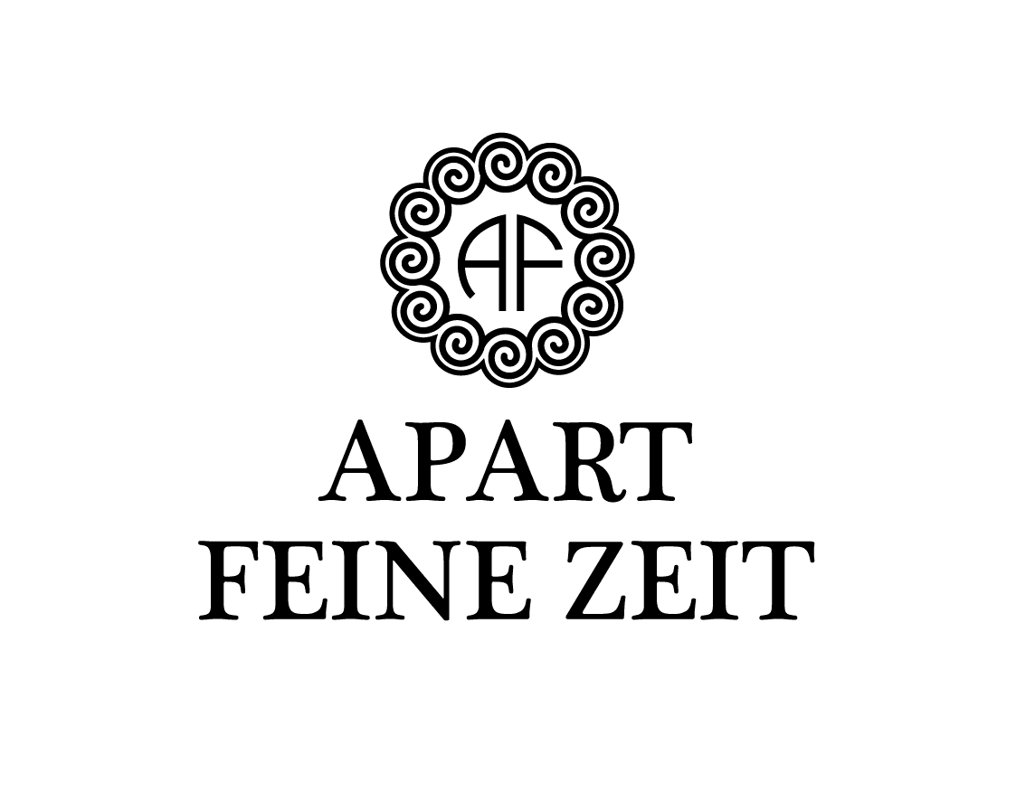 Schwarzes verziertes AF-Logo über dem Text APART FEINE ZEIT auf hellem Hintergrund.