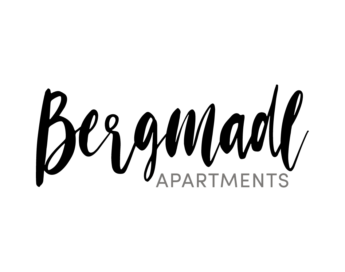 Bergmadl Apartments Logo in kursiver Schrift und Großbuchstaben auf weißem Hintergrund.