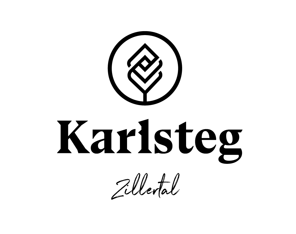 Schwarzer Karlsteg Zillertal Text mit einem geometrischen Baumlogo darüber auf weißem Hintergrund.