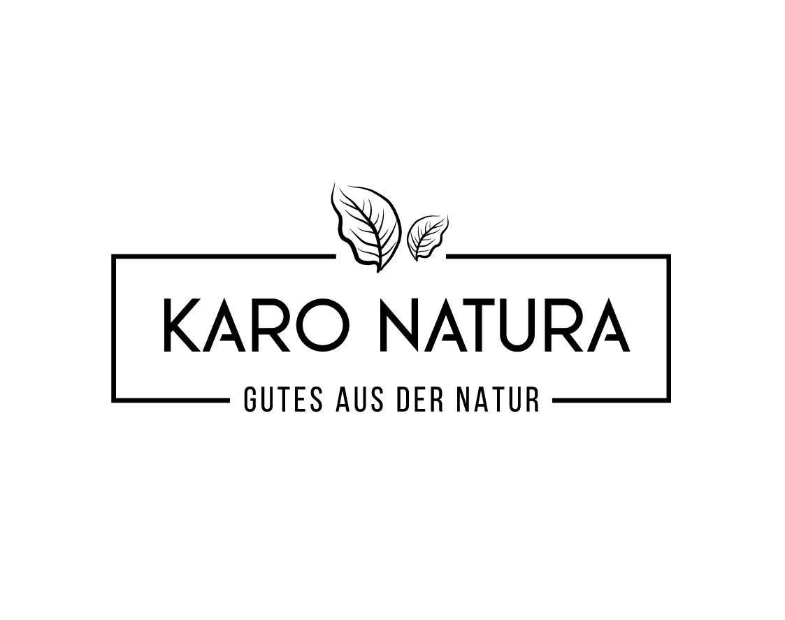 Karo Natura Logo mit zwei Blättern und dem Text Gutes aus der Natur darunter.