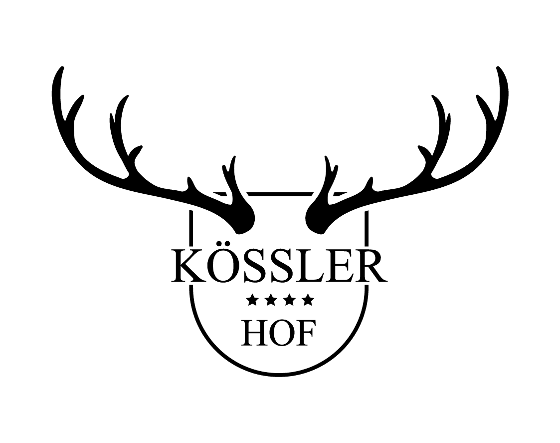 Schwarzes Geweih über dem Text Kössler Hof mit drei Sternen unter Kössler.