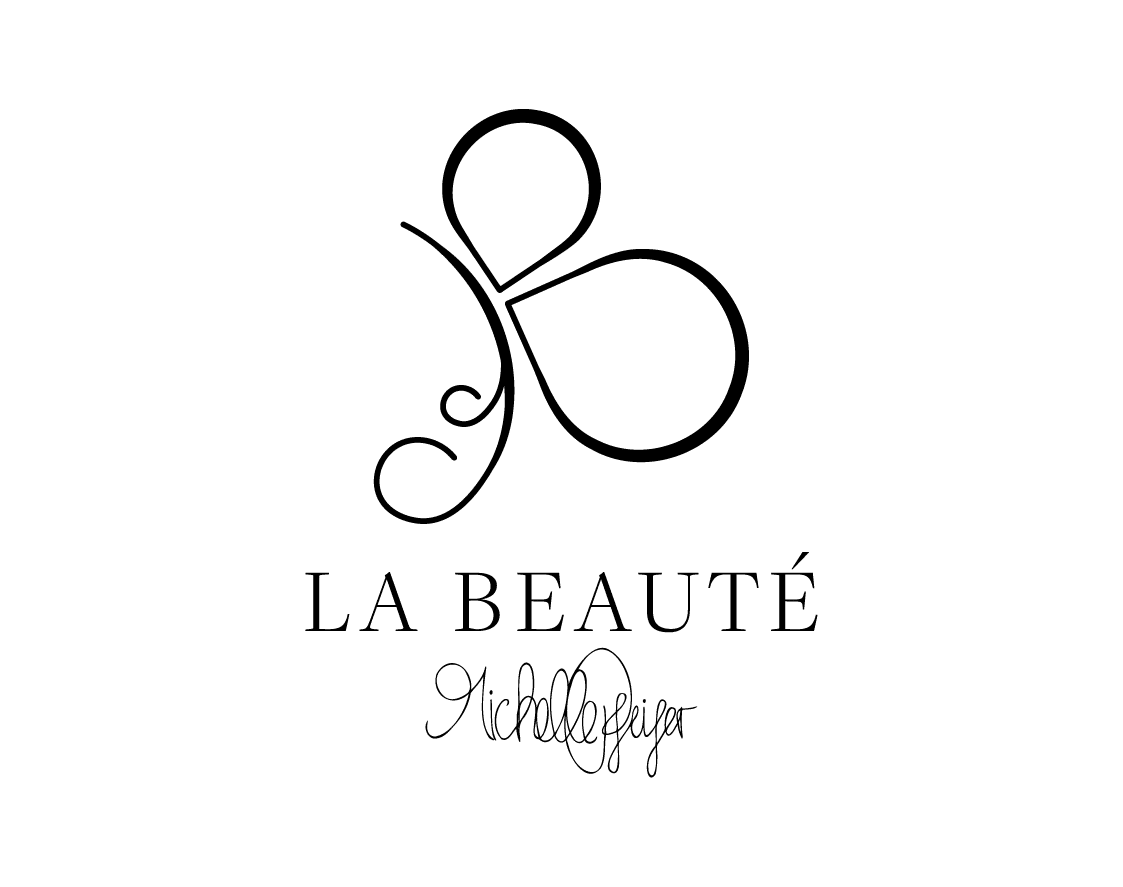 Stilisiertes Schmetterlingslogo über dem Text LA BEAUTÉ und Michelle Peiper in Schreibschrift.