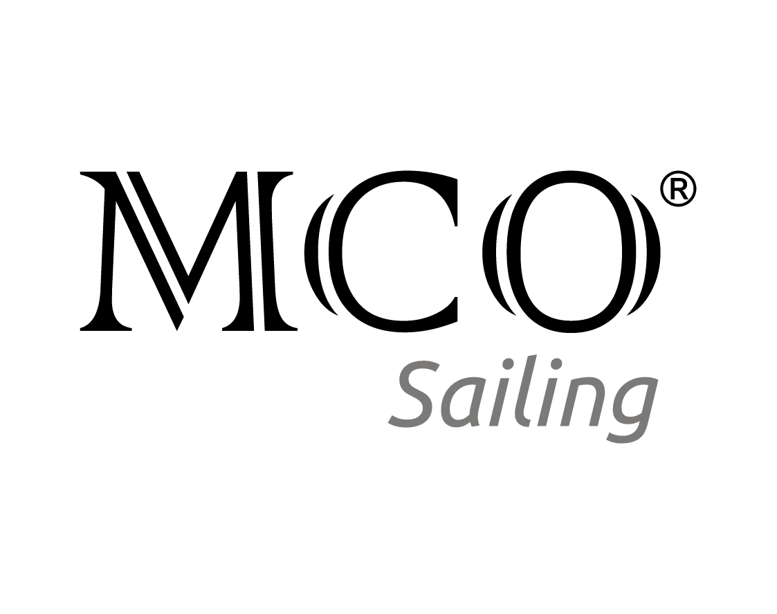MCO Sailing Logo mit fetten schwarzen Buchstaben und Sailing in grauer kursiver Schrift.