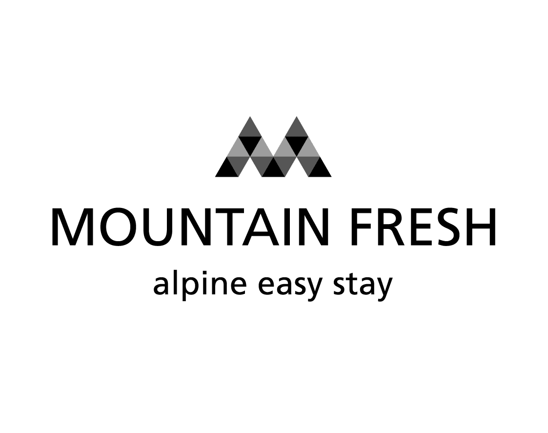 Logo mit Dreiecken über der Aufschrift MOUNTAIN FRESH alpine easy stay auf weißem Hintergrund.