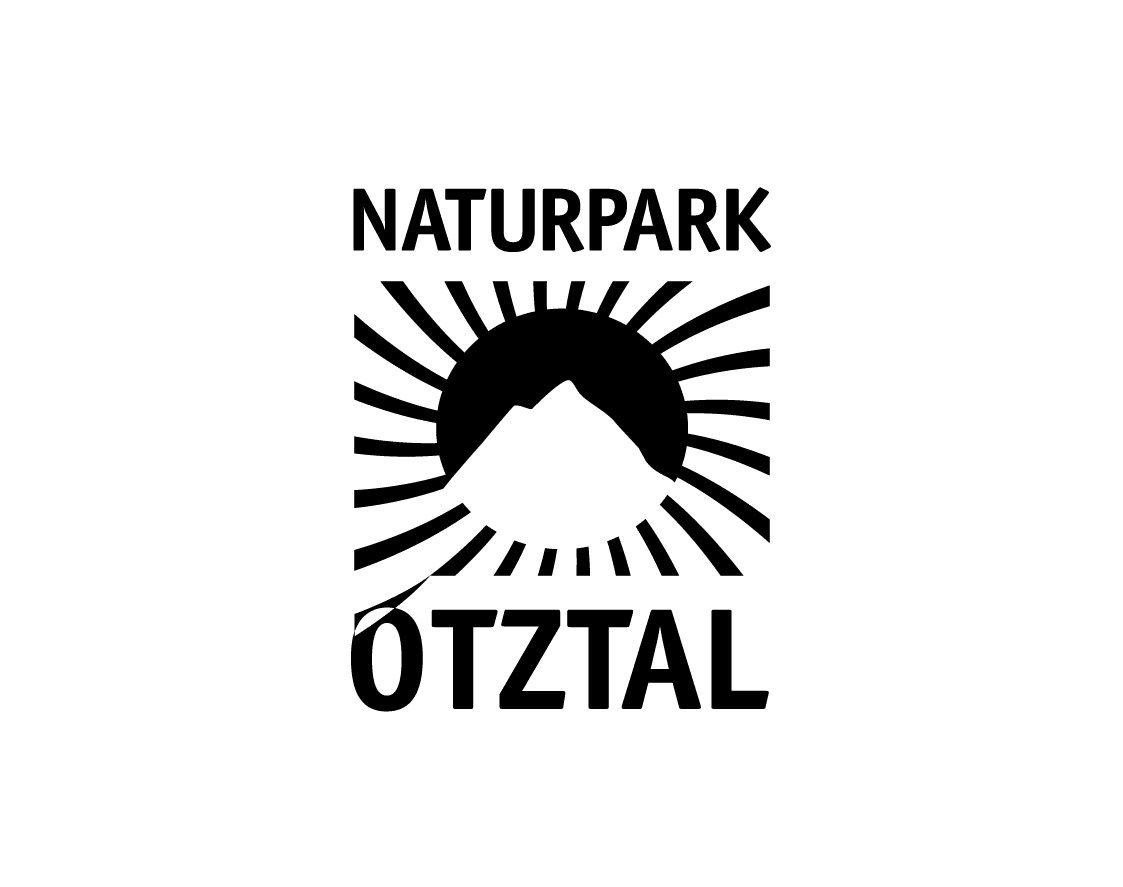 Schwarzer Berg, Sonnenstrahlen und Naturpark Ötztal Textlogo auf weißem Hintergrund.