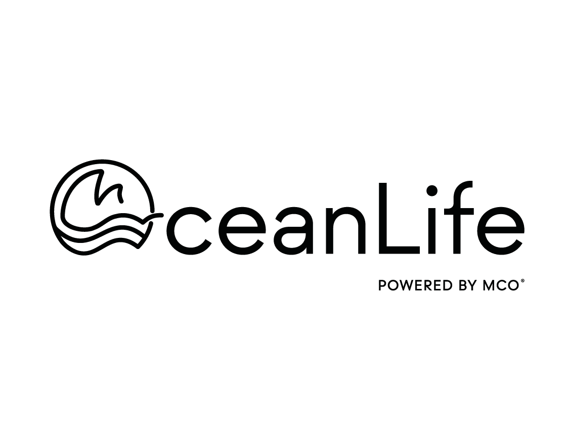 Logo mit der Aufschrift OceanLife und einem Wellen- und Sonnensymbol; darunter der Text POWERED BY MCO.