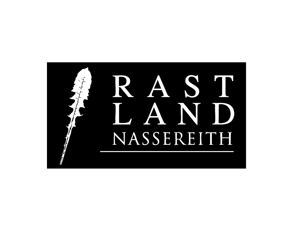 Schwarz-weißes Logo mit einer Feder und dem Text Rastland Nassereith.