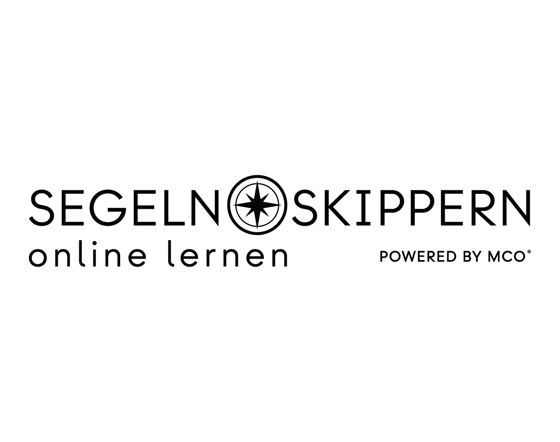 Text-Logo: Segeln Skippern online lernen. Powered by MCO mit einem Kompass-Symbol.