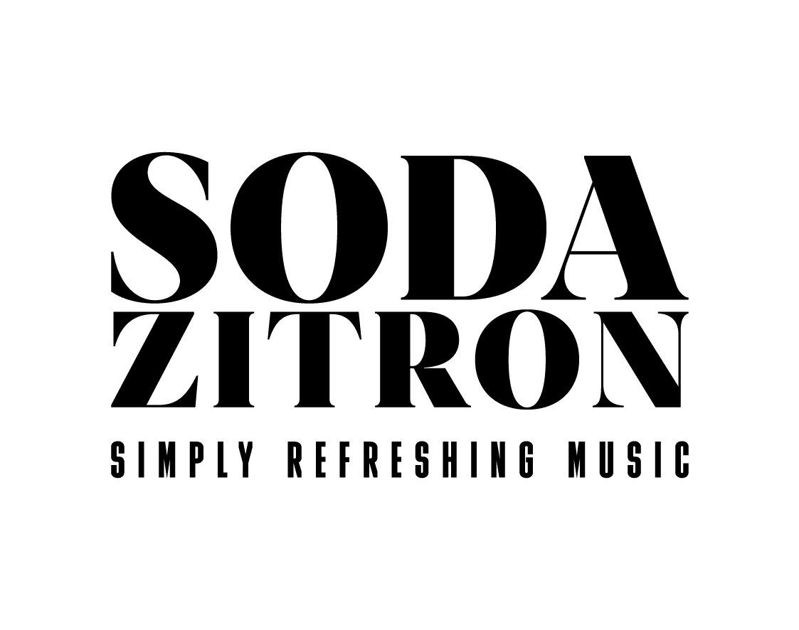 Text-Logo: SODA ZITRON. SIMPLY REFRESHING MUSIC in fetter schwarzer Schrift auf weißem Hintergrund.